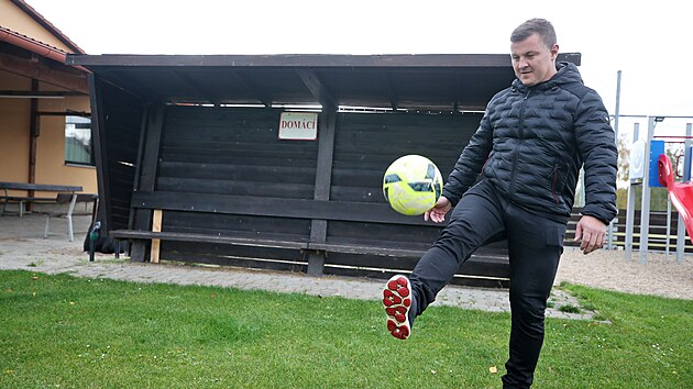 Lavička fotbalistů FC Kamenná Lhota není nikdy natolik plná, aby se na ni v případě deště nevešlo ještě aspoň pár domácích fanoušků.