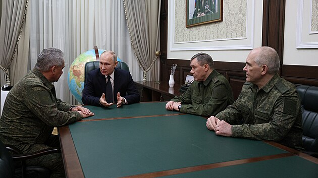 Putin navtvil tb dc taen proti Ukrajin, o vlce jednal s ministrem obrany a nelnkem generlnho tbu. (10. listopadu 2023)