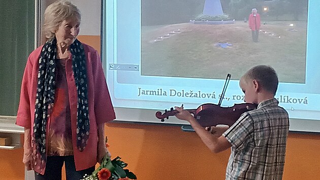 Jarmile Doležalové zahrál její oblíbenou lidovku Andulko šafářova žák prosetínské základní školy.