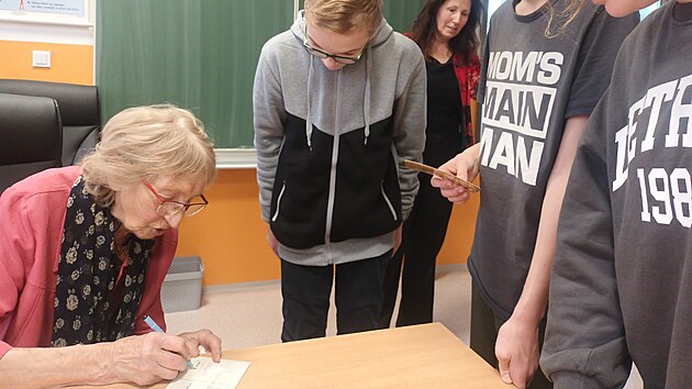 Poslední ležácká přeživší se zájemcům podepsala na pohled z Ležáků.