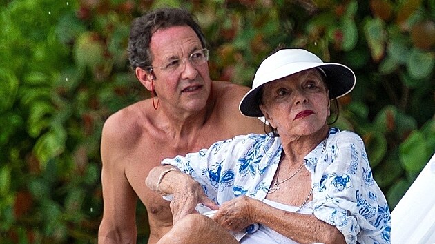 Joan Collinsov a jej pt manel Percy Gibson  (Barbados, 29. jna 2023)
