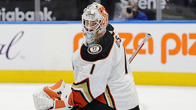 Lukáš Dostál zasahuje v brance Anaheim Ducks.