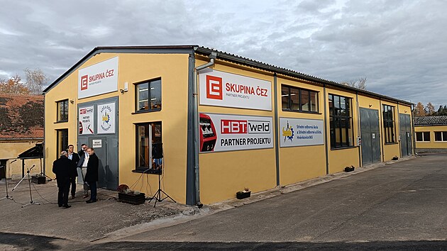 Střední odborná škola a Střední odborné učiliště Hněvkovice na Budějovicku slaví 70 let od svého založení. Při té příležitosti otevřela nové zařízení pro nácvik svářečským prací. Využívat ho budou primárně studenti nového oboru Svářeč a potrubář v jaderné energetice.