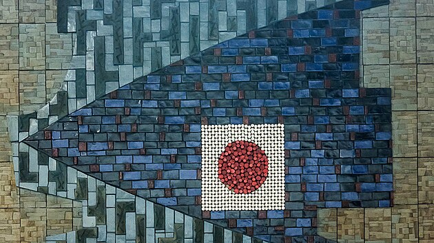 Vstupn prostory Bia Central v Hradci Krlov zdob mozaika, jej autor zstval lta v zapomnn. (6. listopadu 2023)