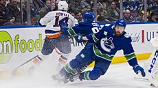 Obránce Filip Hronek z Vancouveru v akci proti NY Islanders.