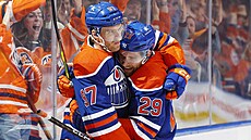 Connor McDavid (vlevo) a Leon Draisaitl ídili výhru Edmontonu proti Seattlu.