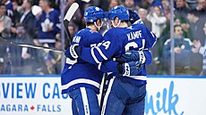 Útoník Toronta Maple Leafs David Kämpf slaví se spoluhrái svj první gól v...