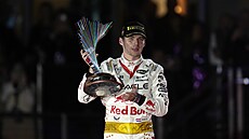 Max Verstappen s trofejí pro vítze Velké ceny Las Vegas.