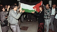Delegáti Palestinského národního výboru tancují u palestinské vlajky. (15....