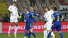 ubomír atka (vlevo) ze Slovenska hlavikuje v utkání proti Bosn a...