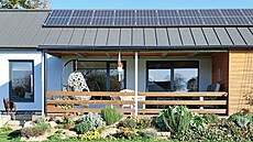 Plechová stecha v antracitové barv od firmy SATJAM se solárními panely je...