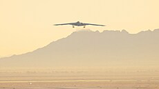 Americký stealth bombardér B-21 "Raider bhem svého prvního letu v Palmdale v...