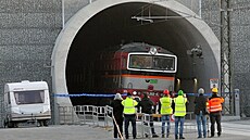 První vlak s cestujícími, který projel nejdelím elezniním tunelem v eské...