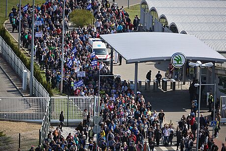 y Loské vyjednávání se ve kodovce vyhrotilo v protest zamstnanc ped továrnou. V kadé smn zamstnanci jednu hodinu na protest za nízkou nabídku firmy neodpracovali. Ve kod rostou v posledních letech reálné mzdy kadý rok.