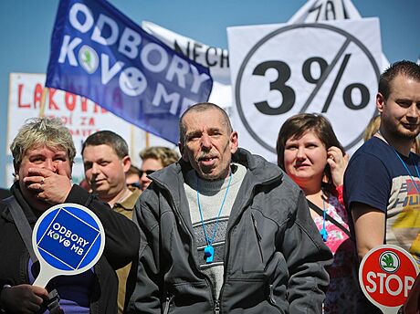 Minulý týden odborái a zamstnanci v Mladé Boleslavi protestovali. Típrocentní rst mezd se jim zdál nízký. Nyní se odborái domluvili s vedením na rstu o 3,5 procenta a jednorázovém bonusu 4 tisíce korun.