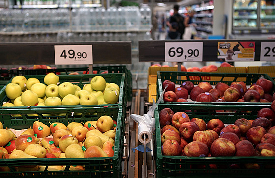 životní úroveň obchod supermarket jablka regál nákup
