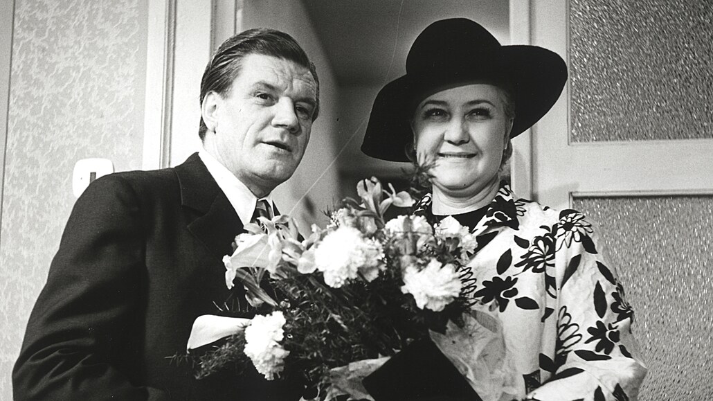 Jaroslav Mouka a Antonie Hegerlíková ve filmu V kadém pokoji ena z roku 1974.