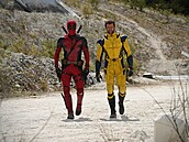 Legendární foto. Zleva: Ryan Reynolds a Hugh Jackman na place Deadpoola 3