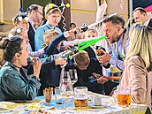 Tereza Ramba (vlevo) a Jakub Prachař (vpravo) v novém filmu