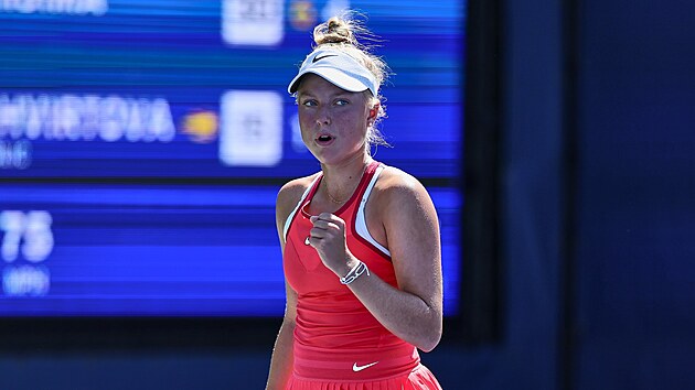 Česká tenistka Brenda Fruhvirtová se hecuje po úspěšné výměně.