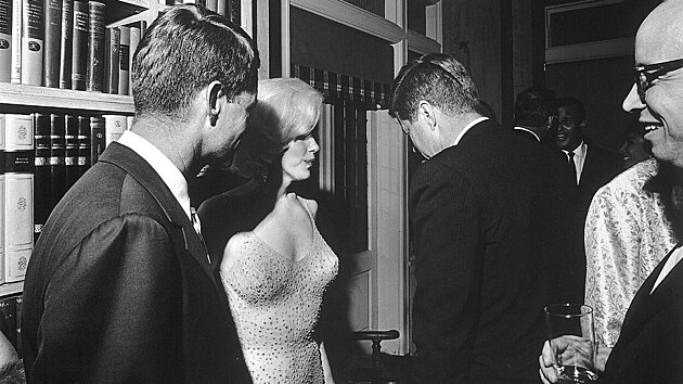 Jedin veejn znm snmek zpvaky Marilyn Monroe po boku prezidenta Johna F....