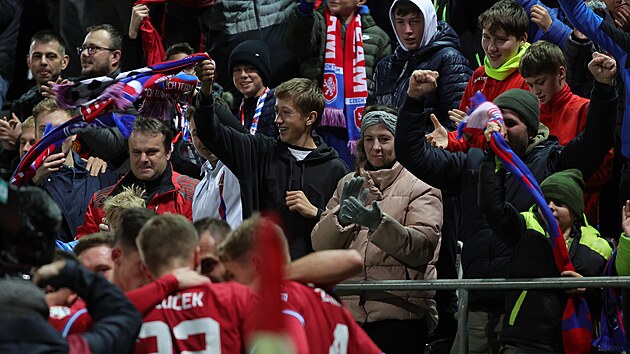 Fanoušci v Olomouci slaví vedoucí gól českého týmu v kvalifikačním duelu proti... Fanoušci v Olomouci slaví vedoucí gól českého týmu v kvalifikačním duelu proti...