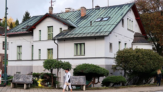 Čapkova vila v &Uacute;pici. Ve vile obklopen&eacute; rozlehlou zahradou měl otec bratř&iacute; Čapků tak&eacute; l&eacute;kařskou ordinaci. Rodina zde žila do roku 1907, než se odstěhovala do Prahy.