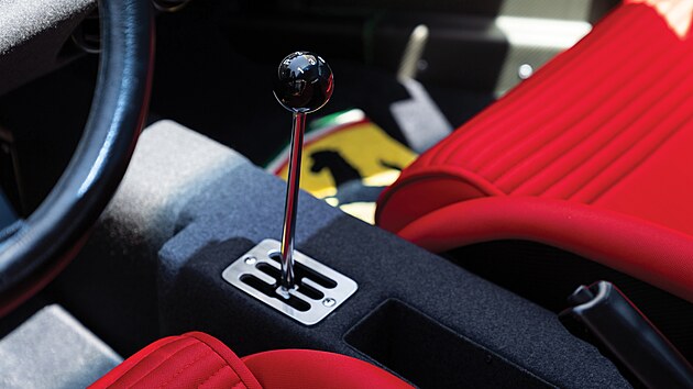 Klasick oteven kulisa manuln pevodovky u Ferrari F40.
