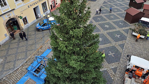 Instalace vánočního stromu v historickém centru města Chebu.