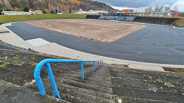 Rekonstrukce atletickho stadionu v karlovarskch Tuhnicch. Hotovo m bt do poloviny letonho roku.