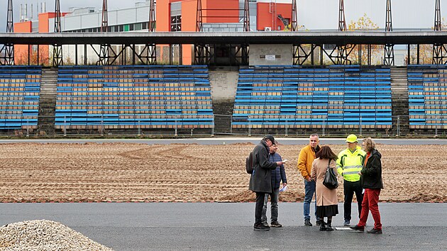 Rekonstrukce atletickho stadionu v karlovarskch Tuhnicch. Hotovo m bt do poloviny letonho roku.