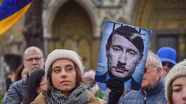 ena dr transparent s oblkou asopisu Time zobrazujc ruskho prezidenta Vladimira Putina jako Adolfa Hitlera bhem protivlenho protestu v Londn. (6. bezna 2022)