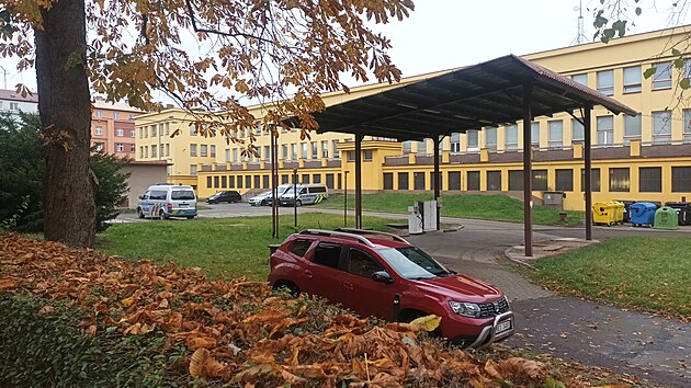 Pro bývalého primátora Martina Charváta z hnutí ANO si přijeli detektivové NCOZ. Vyslýchají ho na pardubickém krajském ředitelství. (21. listopadu 2023)