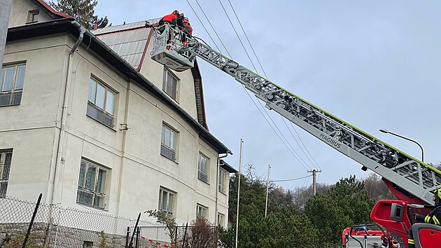 Zlomený strom spadl v Jeseníku na budovu základní školy, hasiči při zásahu využili těžkou i výškovou techniku.