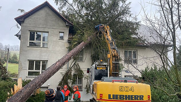 Zlomený strom spadl v Jeseníku na budovu základní školy, hasiči při zásahu využili těžkou i výškovou techniku.