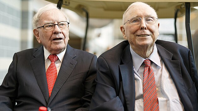 Šéf Berkshire Hathaway Warren Buffett (vlevo) a jeho dlouholetý spolupracovník Charlie Munger během rozhovoru s novináři 3. května 2019