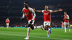 Fotbalisté Arsenalu útoníci Bukayo Saka a Gabriel Jesus oslavují gól proti...