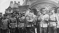 Zástupci spojeneckých armád ve Vladivostoku v roce 1918. Napravo od mue s...