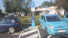 Sloup určený pro nabíjení elektromobilů vyrostl v Radotíně před třemi lety. I v... Sloup určený pro nabíjení elektromobilů vyrostl v Radotíně před třemi lety. I v...