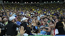 Nechutné scény pi utkání jihoamerické kvalifikace mezi Brazílií a Argentinou....