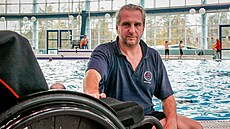Jan Janouek trénuje v eskobudjovickém bazénu handicapované plavce.