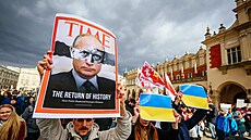 Mu drí transparent s obálkou asopisu Time zobrazující ruského prezidenta...
