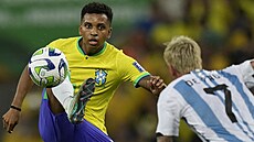 Brazilec Rodrygo (vlevo) sledovaný Argentincem  Rodrigrm De Paulem.