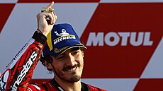 Italský motocyklista Francesco Bagnaia se raduje z titulu mistra světa. Italský motocyklista Francesco Bagnaia se raduje z titulu mistra světa.