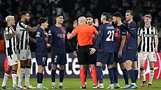 Rozhodí Szymon Marciniak ve shluku hrá ve vypjatém závru utkání mezi PSG a...