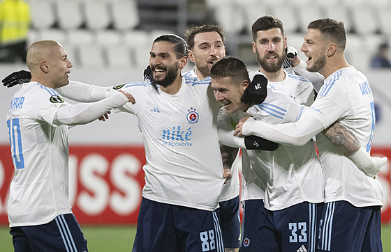 Fotbalisté Slovanu Bratislava se radují na hiti Klaksvíku.