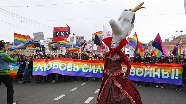 Aktivist za prva LGBT komunity protestuj v Rusku. (1. kvtna 2014)