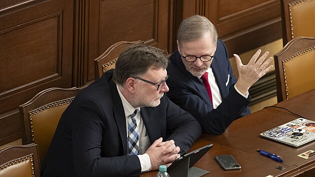 Premiér Petr Fiala a ministr financí Zbynk Stanjura na mimoádné schzi k...