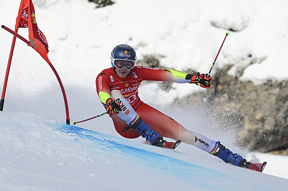 Marco Odermatt bhem prvního kola obího slalomu ve Val d'Isere.