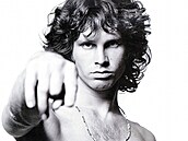 Nespoutaný Jim Morrison pózuje na fotografii známé jako Young Lion, mladý lev.